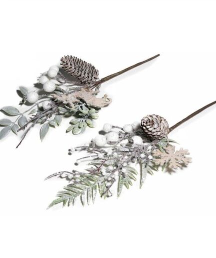 Rametto innevato con pigna