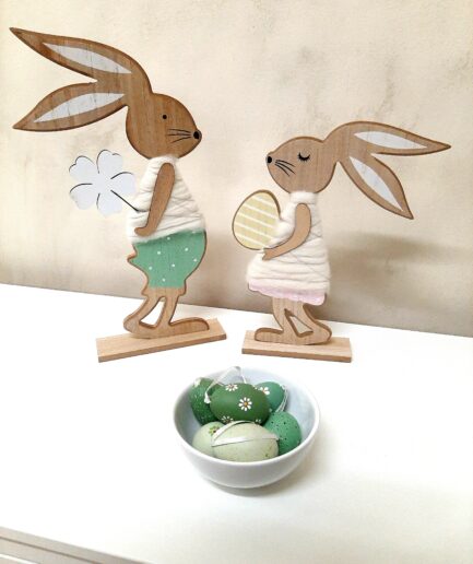 Coppia conigli in legno abito lana cotta