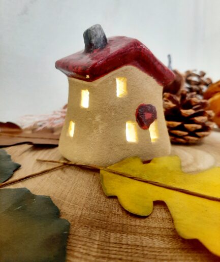 Casetta in terracotta con luce led tetto rosso
