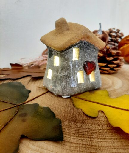 Casetta in terracotta con luce led tetto beige