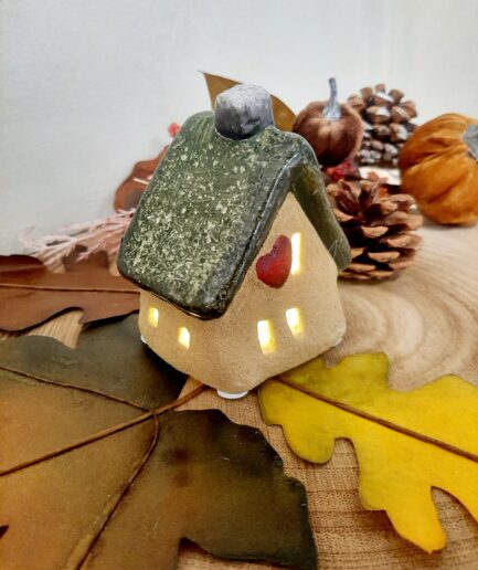 Casetta in terracotta con luce led tetto verde