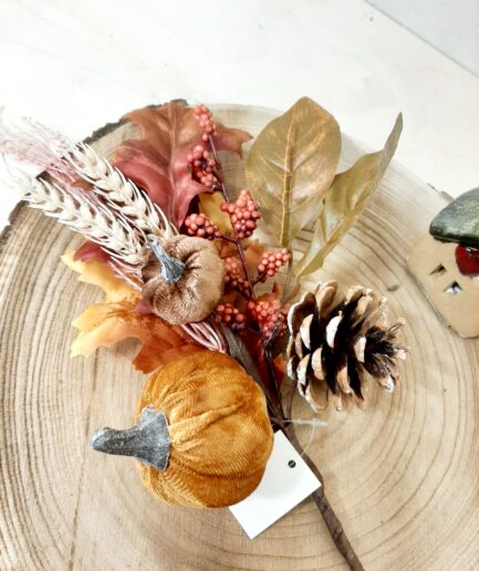 Ramo autunnale con zucche in velluto