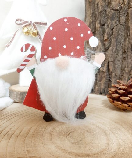 Gnomo rosso con dolcetto e cappello pois