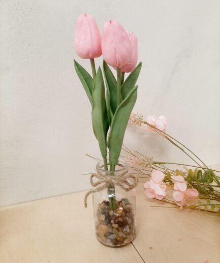 Barattolo in vetro con tulipani rosa