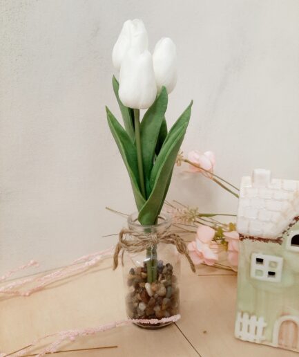 Barattolo in vetro con tulipani bianchi