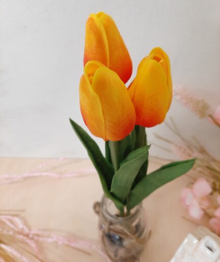 Barattolo in vetro con tulipani arancioni