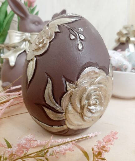"Effetto cioccolato" uovo con fiori dorati