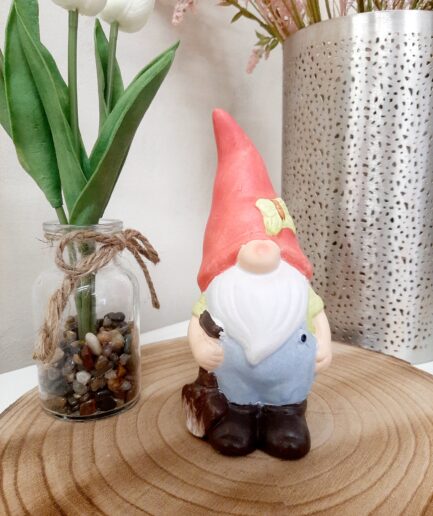 Gnometto in terracotta con pala e farfalla