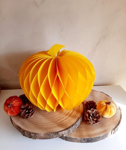 Zucca decorativa in carta gialla