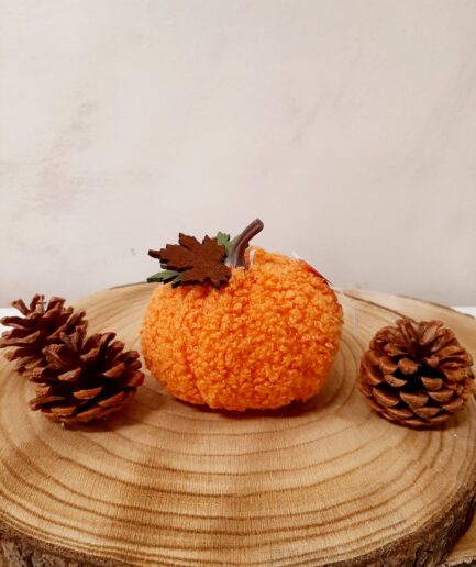 Zucca decorativa in morbida stoffa arancione agnellata