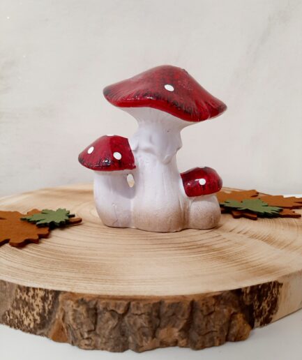 Funghi decorativi in terracotta rossi difettati