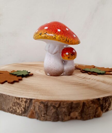 Funghi decorativi in terracotta arancione difettati