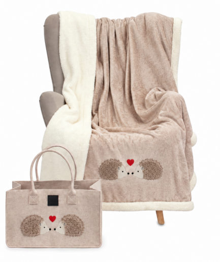 Plaid in borsa pile con ricci beige